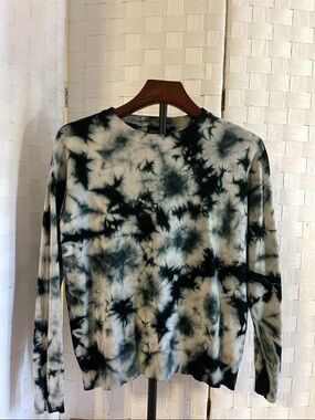 PrettyLittleThing Green and Cream Tie-Dye Crewneck